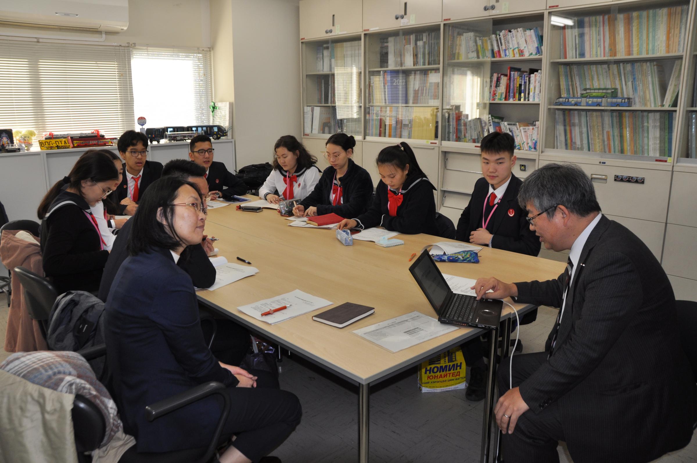 講義受講の様子(中村文彦教授)「みんなを幸せにする都市交通とまちづくり」