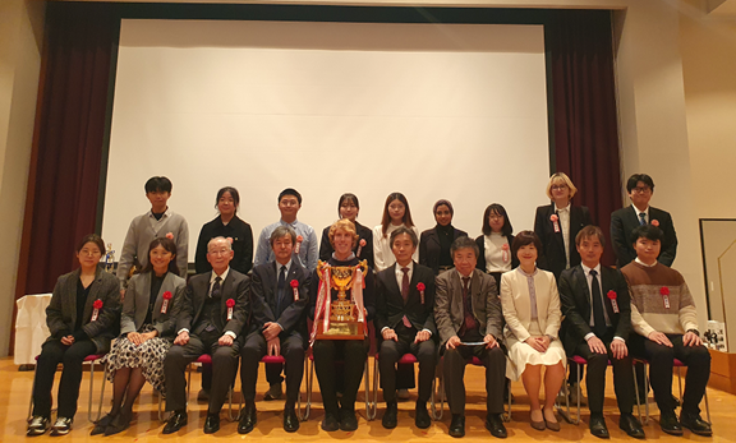 12月12日（火）に開催されたスピーチ大会の発表者と審査員の集合写真