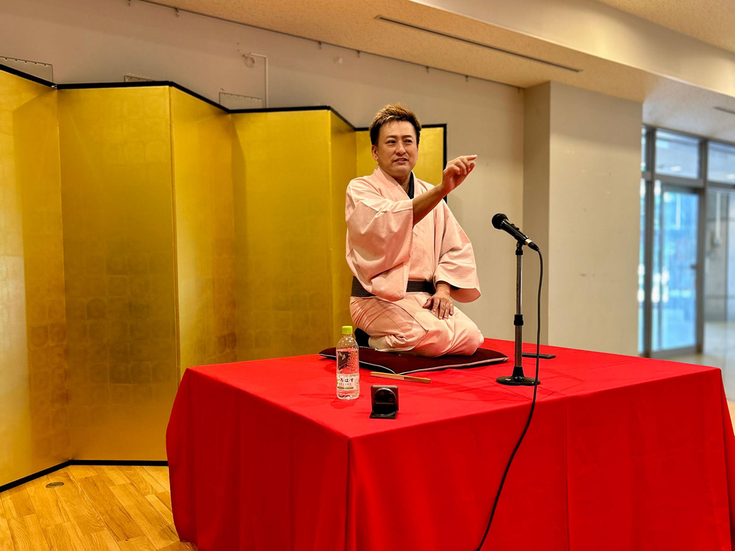 Mr. Kimochi performs with a rich expression