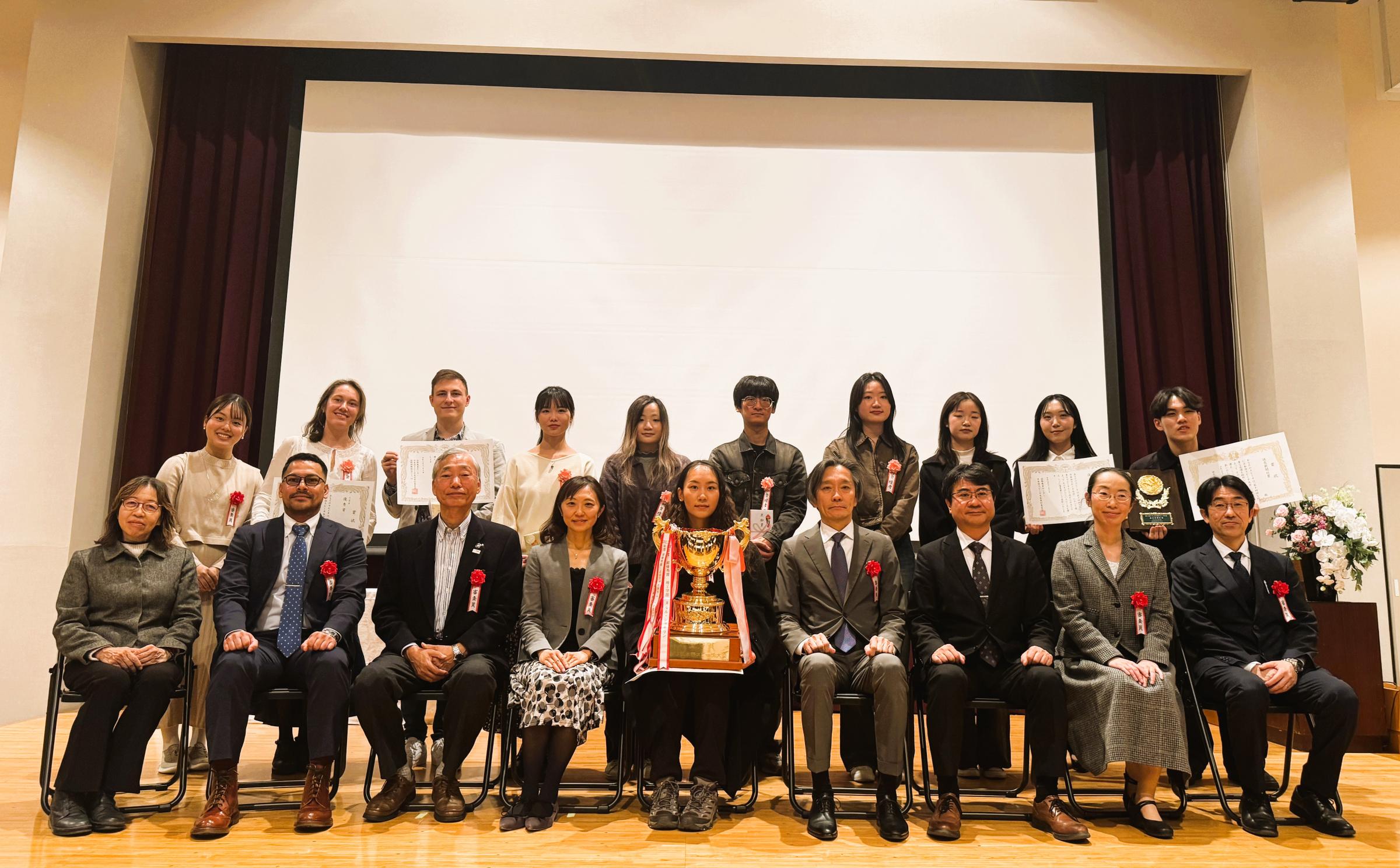 12月10日（火）に開催されたスピーチ大会の発表者と審査員の集合写真