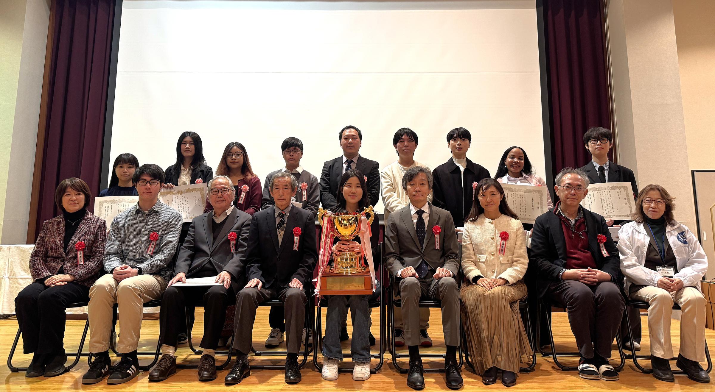 12月9日（火）に開催されたスピーチ大会の発表者と審査員の集合写真