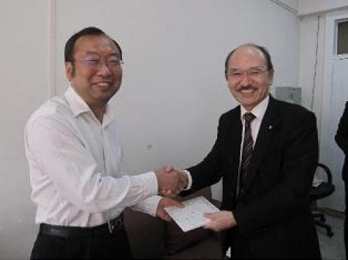 《石原工学研究院長(右)と北京師範大学・核科学技術学院の郭学院副院長》