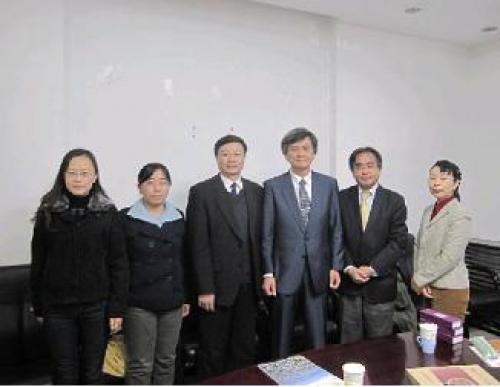 清華大学で。右から木崎教授、宮武教授、長谷部教授、清華大・羅立勝教授、曾勤さん、劉麗霞さん
