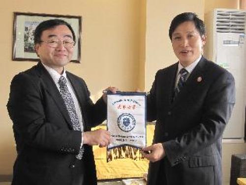 天津大学で。山田副学長(左)と天津大学・鐘副学長