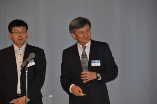 YNUの紹介をする長谷部教授(経済)と通訳する郭准教授(経営)