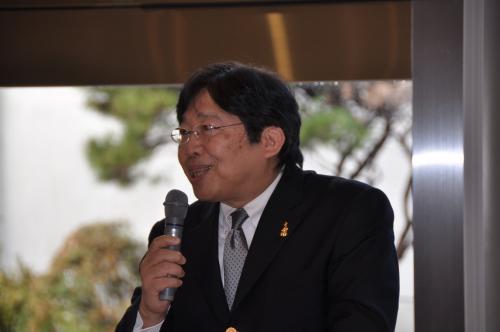 歓迎の挨拶をする溝口周二理事(教育担当)