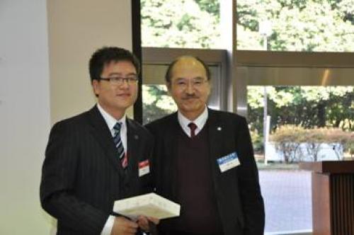 石原工学研究院長が学生団長の劉軒政さんに記念品を贈呈