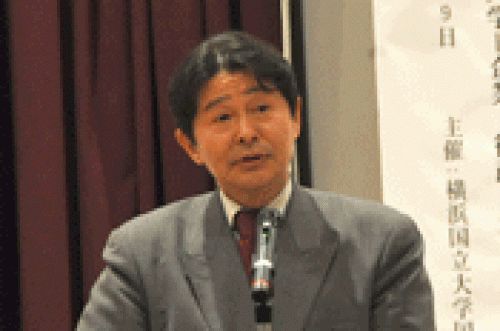 挨拶する松岡理事