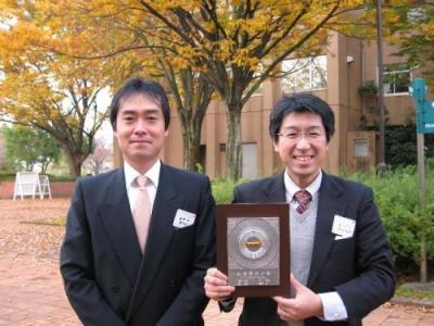 Mr. Masuda of the Graduate School of Engineering(right) and his advisor Shoichi Hirosawa 
