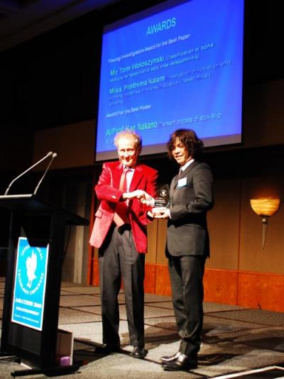 Associate Professor Nakano receiving the award