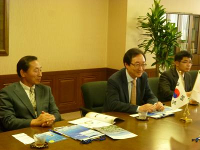 石法学部長、崔総長、権さん