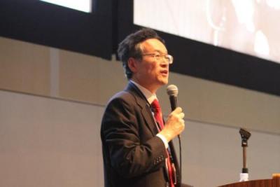 Prof. Kenshi Yamakura serving as MC with his enlivening talk