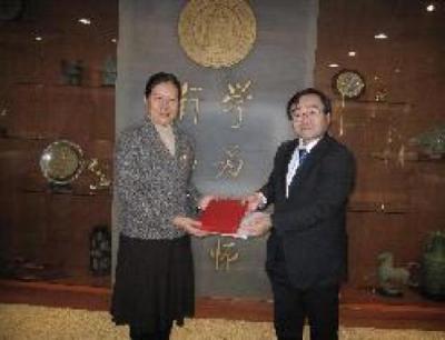 Vice President Yamada (right) and Vice President Sun of Beijing Normal University