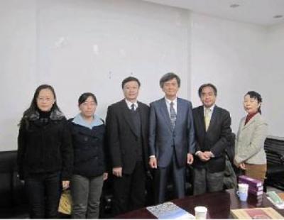 At Tsinghua Univ.  From left: Professors Kizaki, Miyatake, Hasebe; Professor Lishen, Qin ZENG, of T
