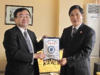 At Tianjin Univ. Vice Presdient Yamada (left) and Assistant Dean Zhong, Tianjin Univ.