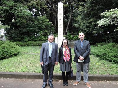 Campus tour - in front of the statue of “Meikyo Shizen”