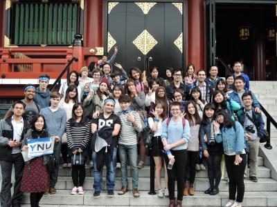 浅草寺の前で集合写真 Group picture in front of Senso-ji Temple
