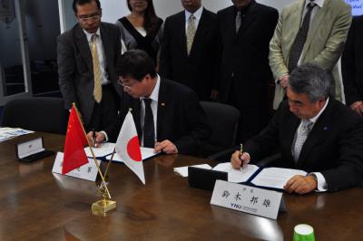 Shining to the Agreements of Branch Office Establishment. The Left is President Shi