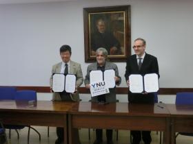 Prof. Dr. Jose Roberto Castilho Piqueira(Center) and Vice-President Nakamura 