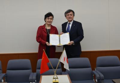 SU Vice President Zijiang Chen (Left) and President Yuichi Hasebe