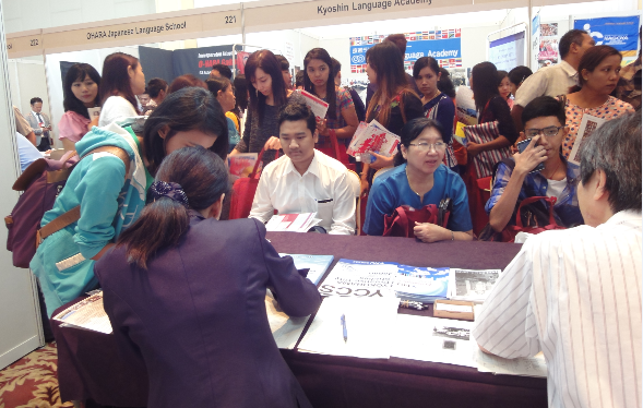<YNUブースでたくさんの質問に応対する様子>Responding to Inquiries at the YNU Booth