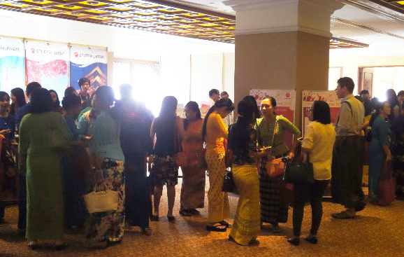 <留学フェア会場の受付の様子> Attendees at the Fair