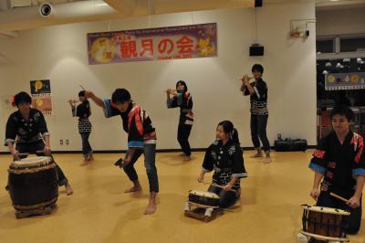 Powerful Japanese drum performance by Folk Music Study Group Choir