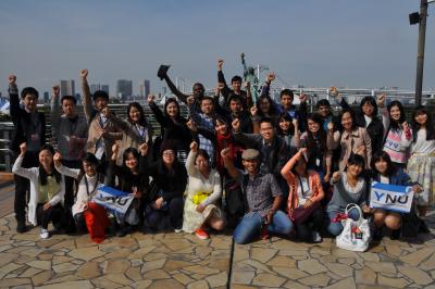 A group photo by the Statue of Liberty in Odaiba, Tokyo
