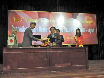 UD President Tran Van Nam (Center) and President Hasebe Shaking Hands after Signing MoU