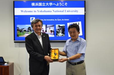 President Hasebe (Left) and Professor Ma