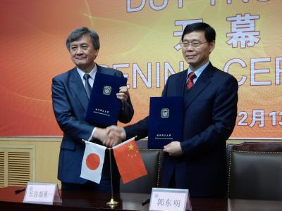 President Guo (right) and President Hasebe (left) at signing ceremony