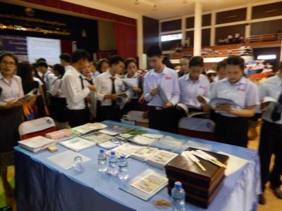 Laotian students showing strong interest at the YNU booth