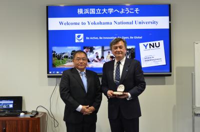 Left: Prof. Nishimoto, Right: President Hasebe