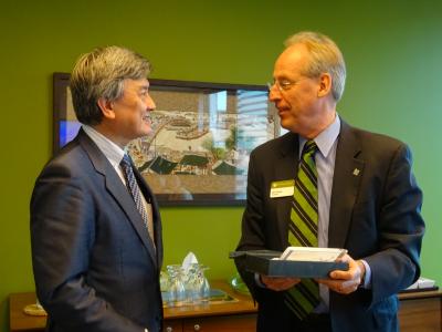 Left: President Hasebe Right: President Wim Wiewel   