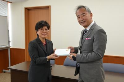 Left:Director Hempongsopa Right:Dean Morita