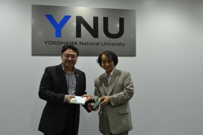Left) Provost and Vice President Lee Right)Vice President Ono