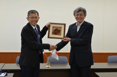 Left)Vice President Perapong Tekasakul Right)President Hasebe