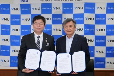 Left)Director of UNDP Office in Tokyo Kondo Right)President Hasebe