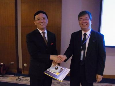 Dr. Bi receiving the gift (left) Executive Director Nakamura(right)