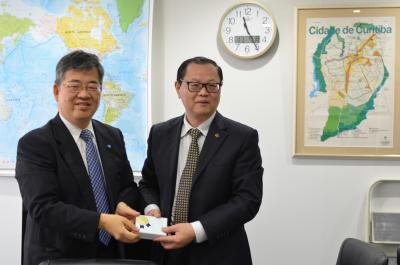 Left) Executive Director Nakamura Right) Chair Professor Xu