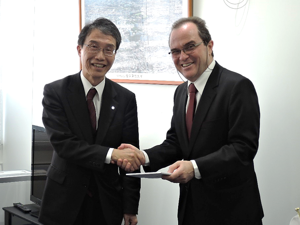 Left) Executive Director Morishita Right) Prof. Meneghini
