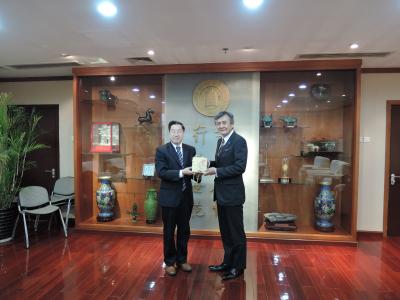 Left) Vice-President Zhou Right) President Hasebe