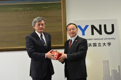 (Left) President Hasebe (Right)President Huang