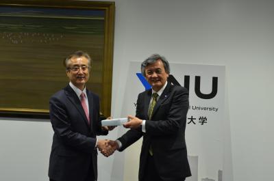 (Left) Professor Lee (Right) President Hasebe