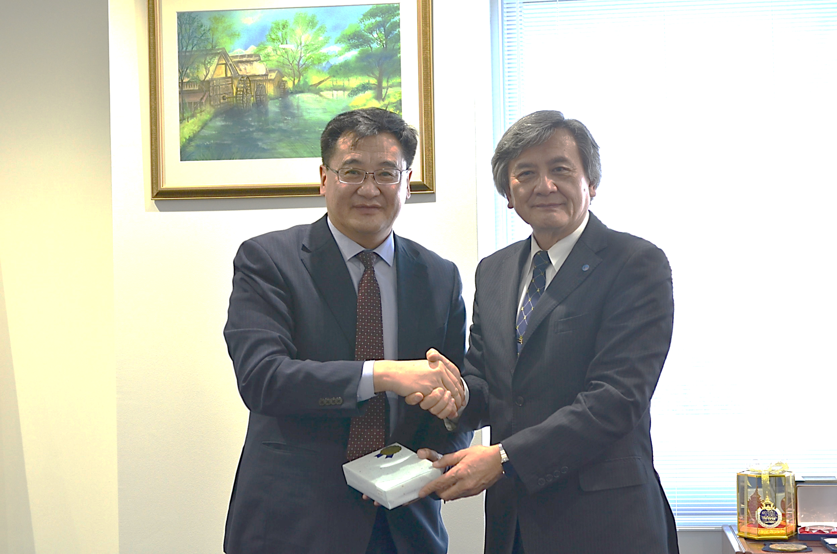 Commemorative Photo (left) President Ganzorig　(Right) President Hasebe