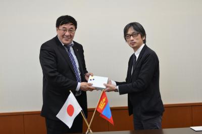(Left) President Galbadrakh (Right) Professor Hiratsuka