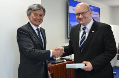 (Left) President Hasebe　(Right) Vice Rector Sarén