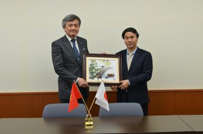 (Left) President Hasebe (Right) Rector Long