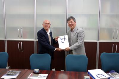 (Left) Principal Hoe　(Right) Executive Director Nakamura