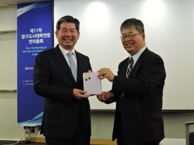 Souvenir exchanges (Left) Prof. Choi, (Right) Executive Director Nakamura